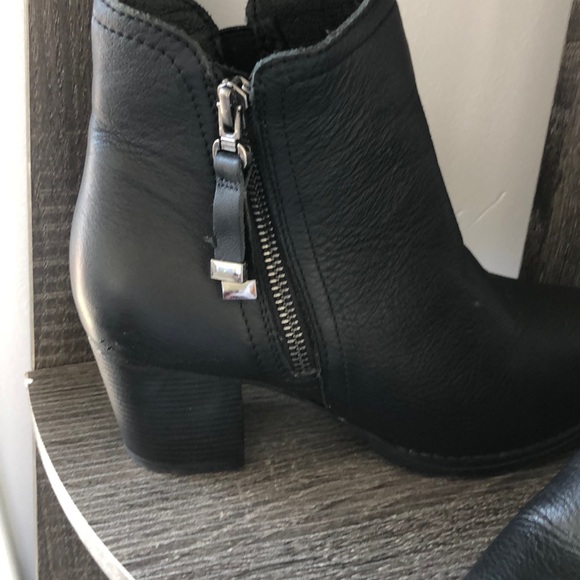 Women’s Skechers Buttery Soft Leather Black Side Zipper Ankle Booties Grunge 6 - Picture 3 of 7